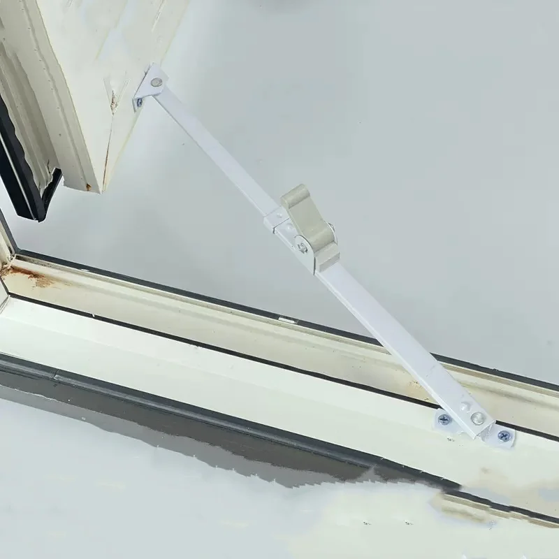 

Ограничитель окна, ветрозащитный и не встряхивается