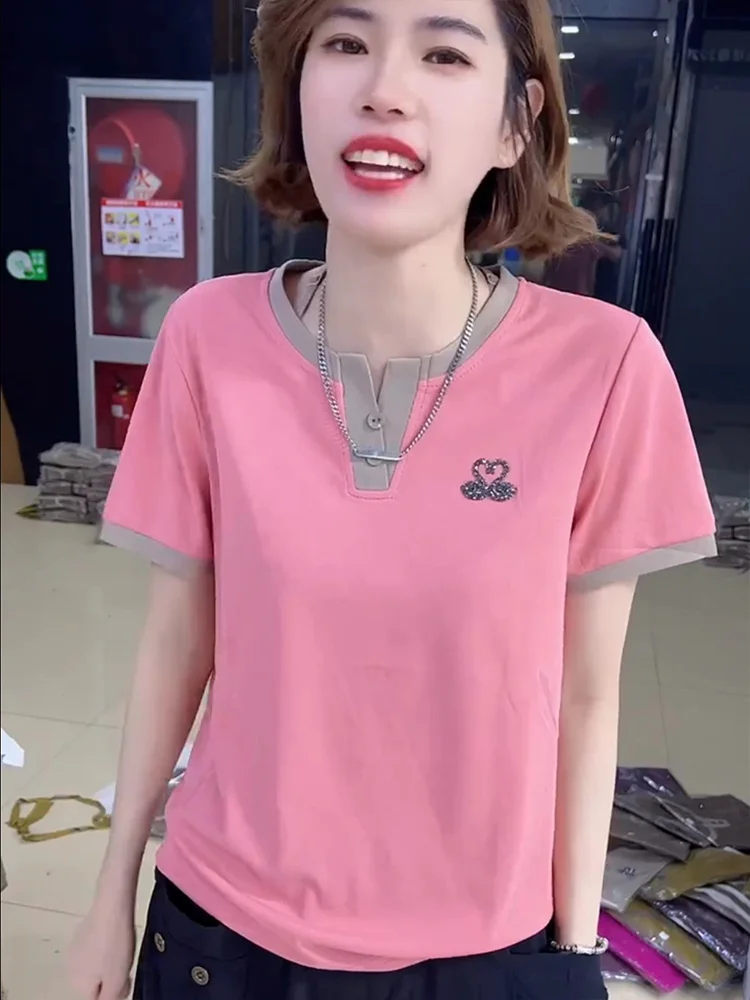Осенняя модная футболка с коротким рукавом и V-образным вырезом в виде маленького