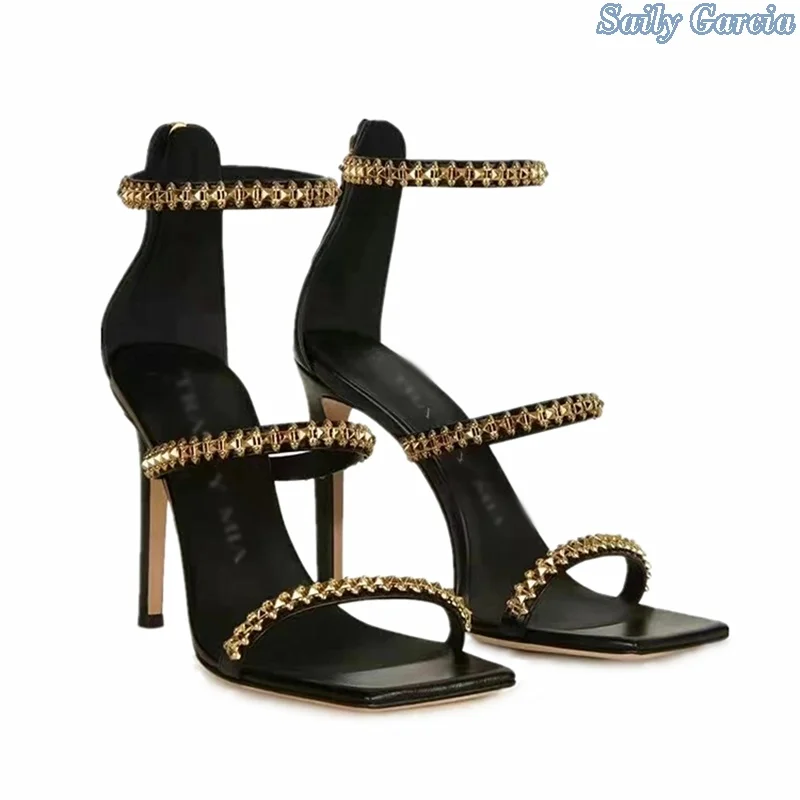 Однотонные сандалии на молнии сзади с цепочкой и заклепками привлекательные