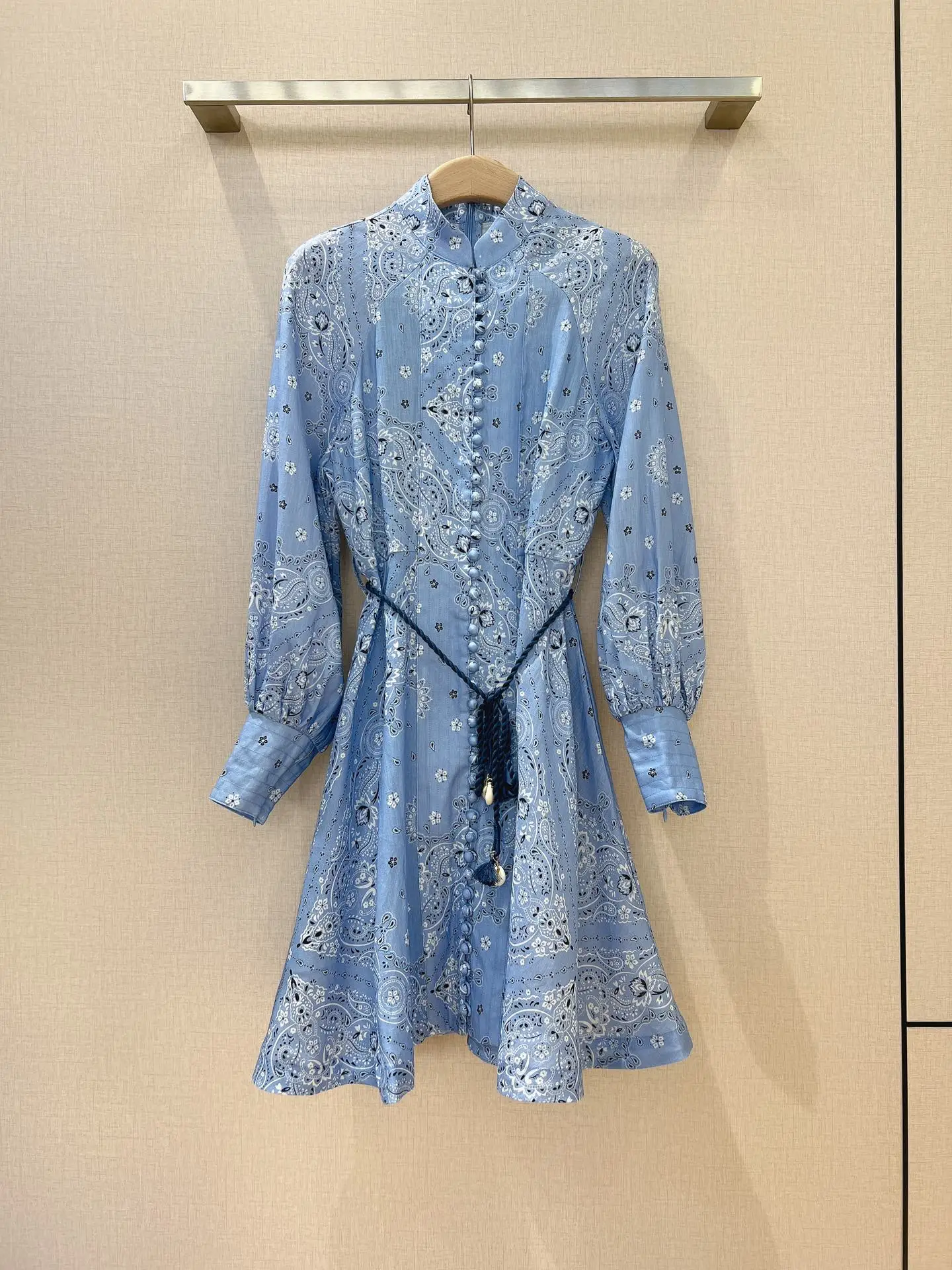 

2022 Платье-туника на пуговицах с глубоким вырезом и поясом