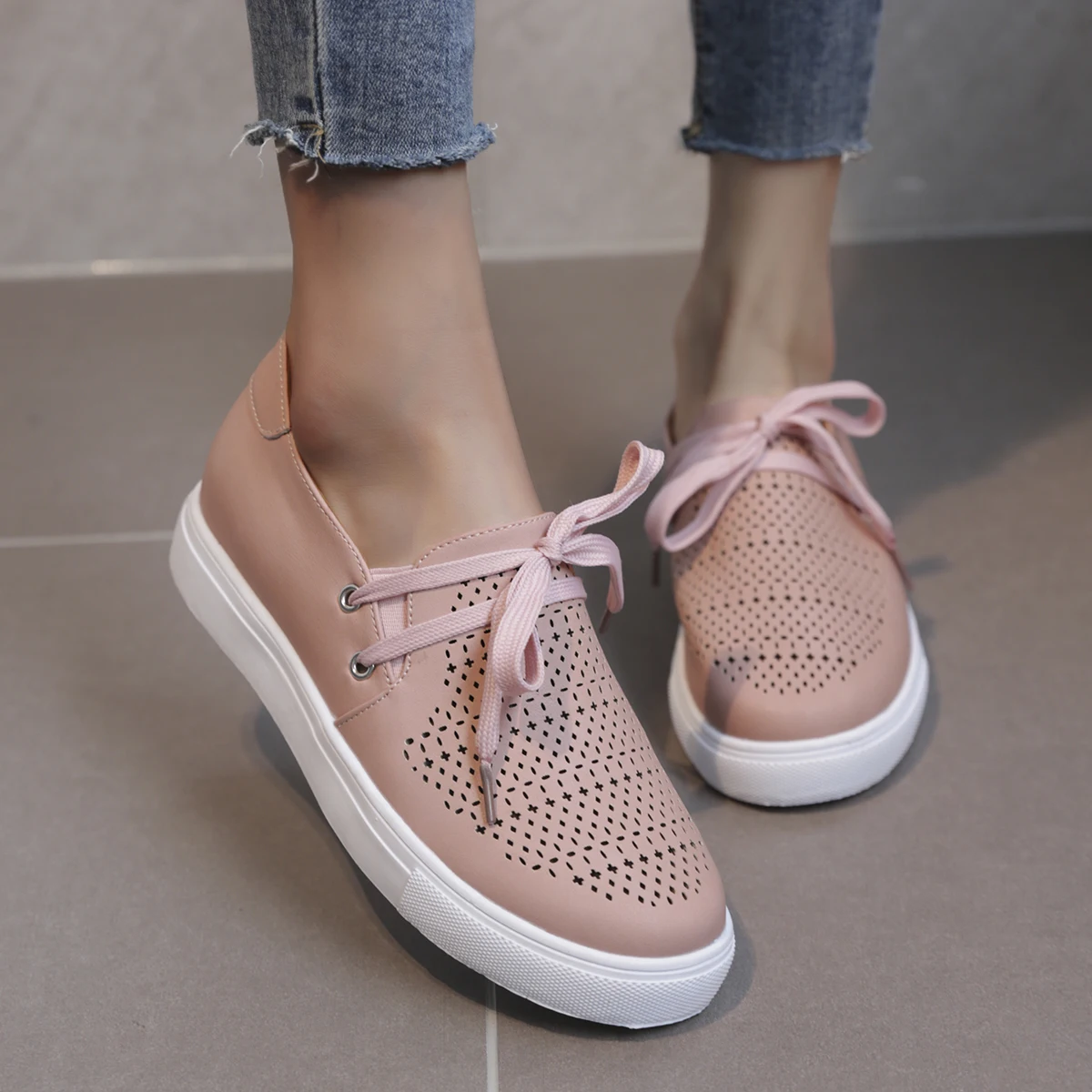 

Женские сетчатые кроссовки, черные дышащие кроссовки с круглым носком, на шнуровке, повседневная обувь на плоской подошве, большие размеры ...