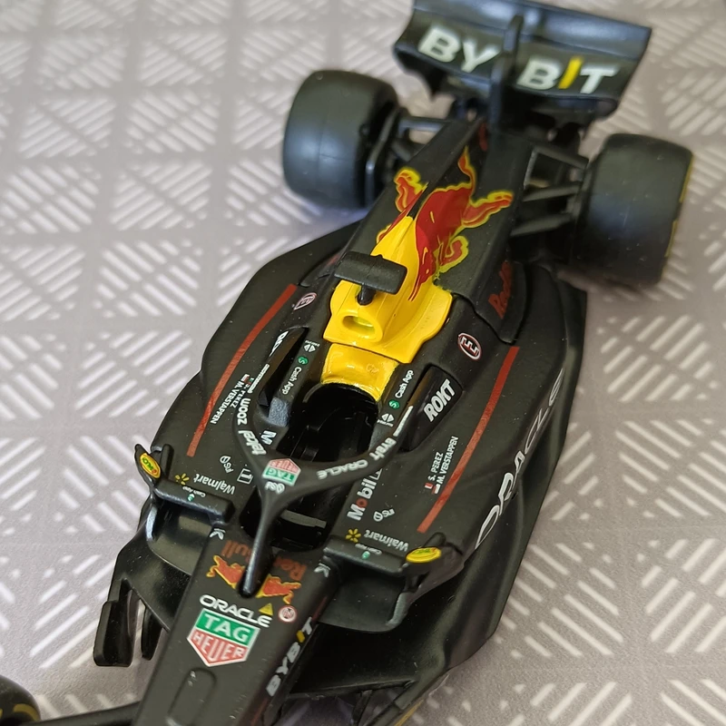 Фото Модель гоночного автомобиля Формулы-1 Red Bull RB19 в масштабе 1:43: высокая детализация, тонкая работа, отличное качество. №4
