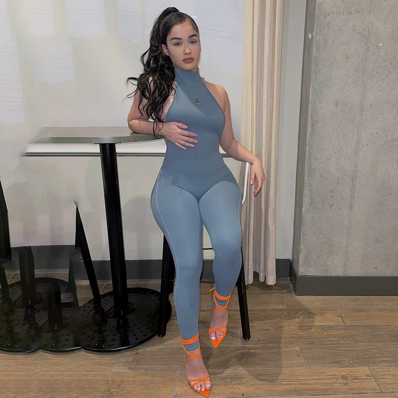 Женский комбинезон на пуговицах с открытой спиной |