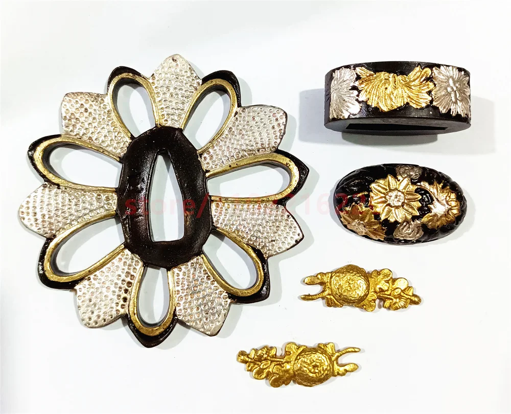 Замечательная латунная поручня Tsuba золото посеребрение Fuchi Kashira Menuki для японского