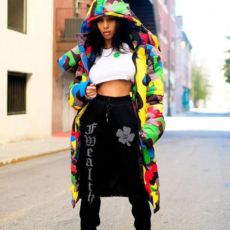 Женский и мужской пуховик с камуфляжным принтом