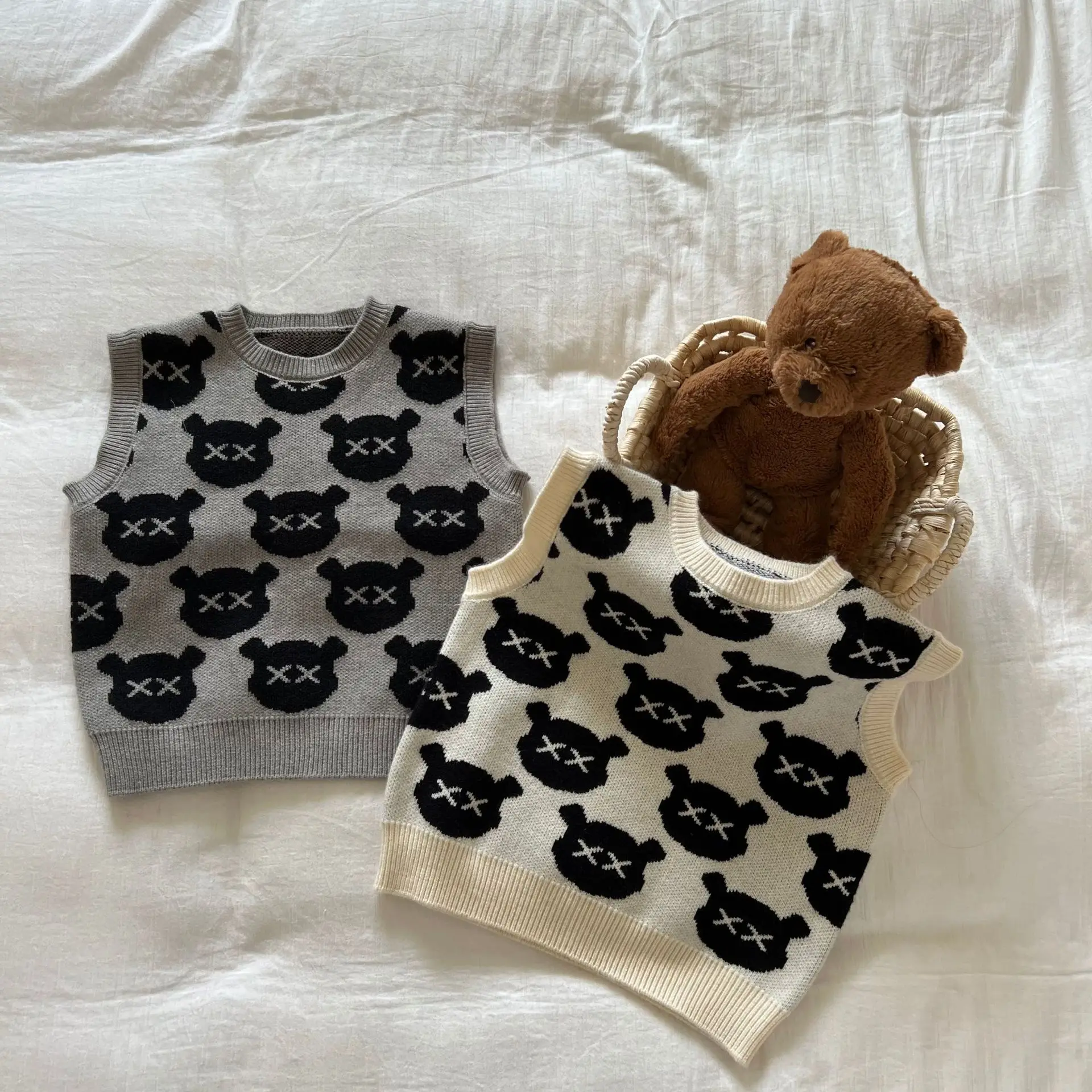 

2022 Autumn New Children Sleeveless Sweater Baby Cartoon Knit Vest Cute Bear Print Boys Girls Casual Sweater Vest Kids Knit Tops