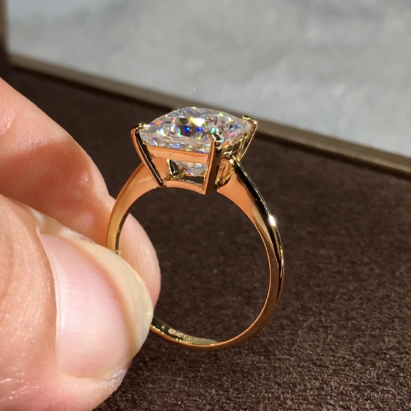 Женское кольцо с кристаллами |