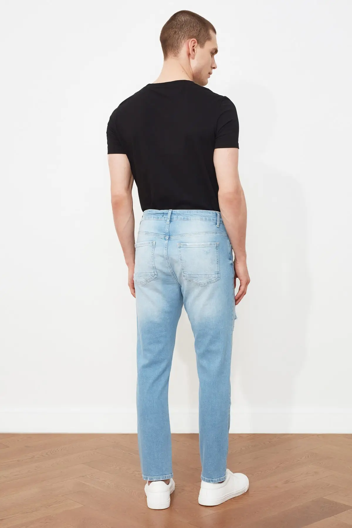 

Trendyol Ripped Men Detailed Normal Waist Carrot Fit Jeans TMNSS21JE0287