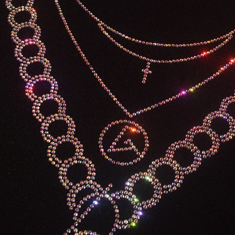 Женская футболка с коротким рукавом и стразами