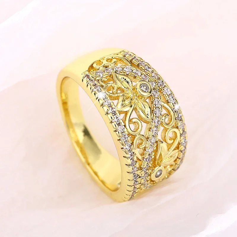 Женское кольцо с блестящим цирконием золотистого цвета