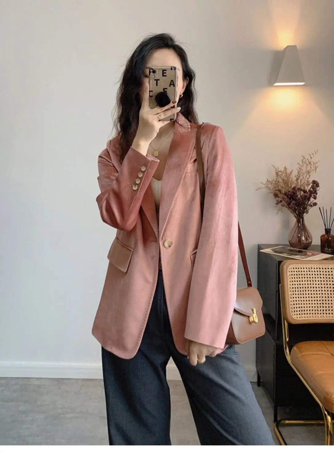 Женский вельветовый пиджак на одной пуговице розовый с длинными рукавами