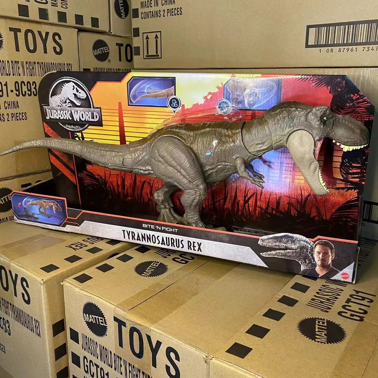 

Mattel Jurassic World Bite 'n Fight Tyrannosaurus Rex Dinosaur Tail & Head-striking Action Button with Collector Card GCT91