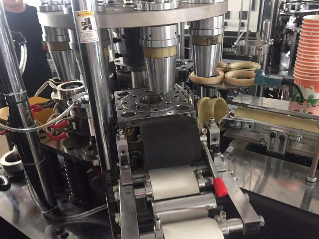 Высокоскоростная китайская автоматическая формовочная бумажная тарелка кофе