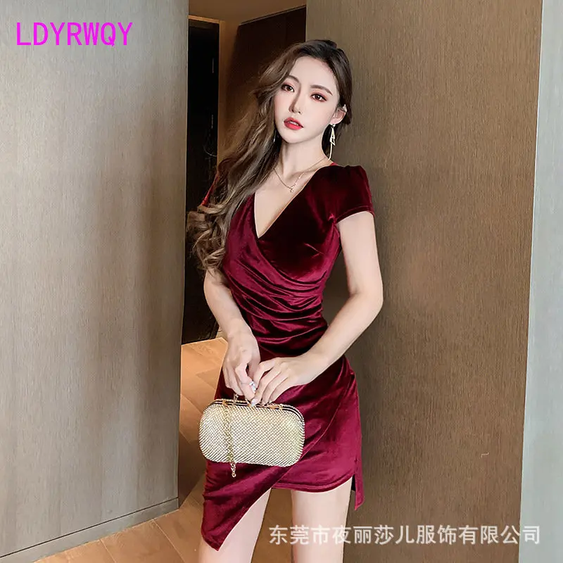 

2022, вельветовое, короткое, до колена, с V-образным вырезом