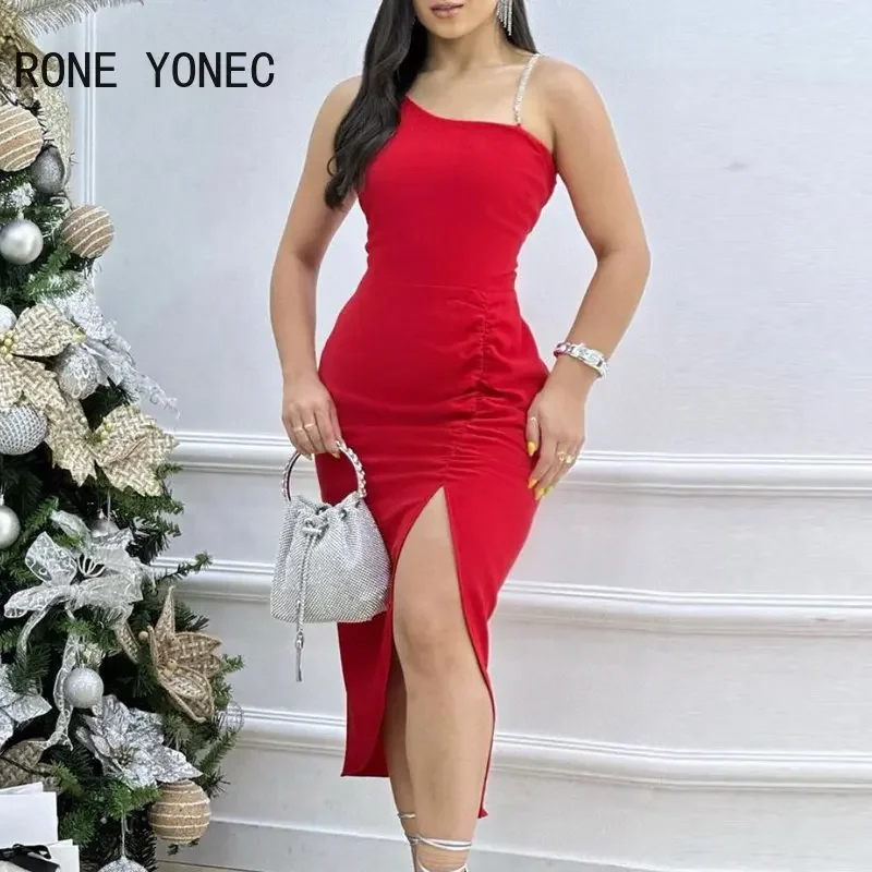 Женское однотонное облегающее платье средней длины с цепочками и диагональным