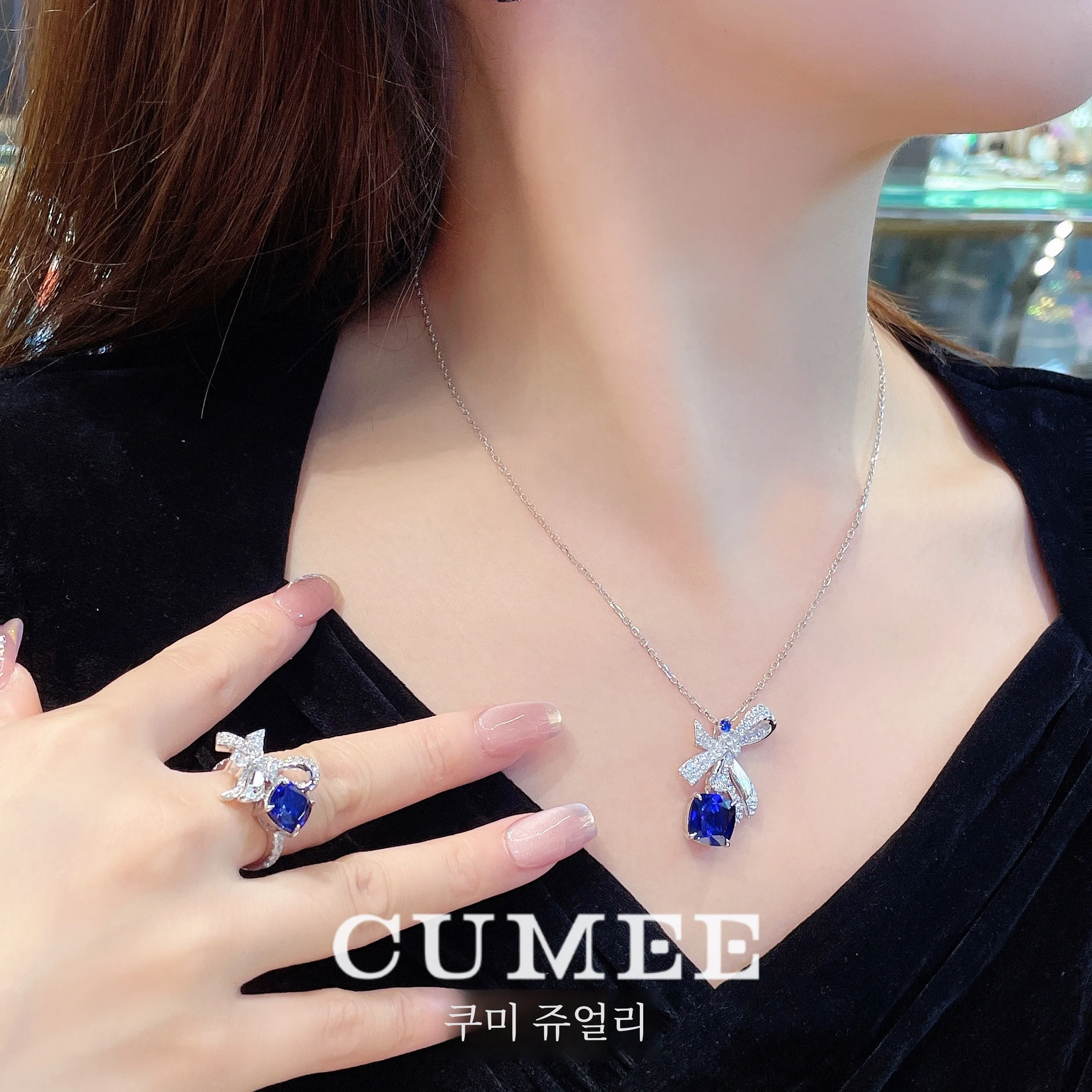 Новый универсальный комплект с синтетическим сапфиром и бантом. Посеребренный