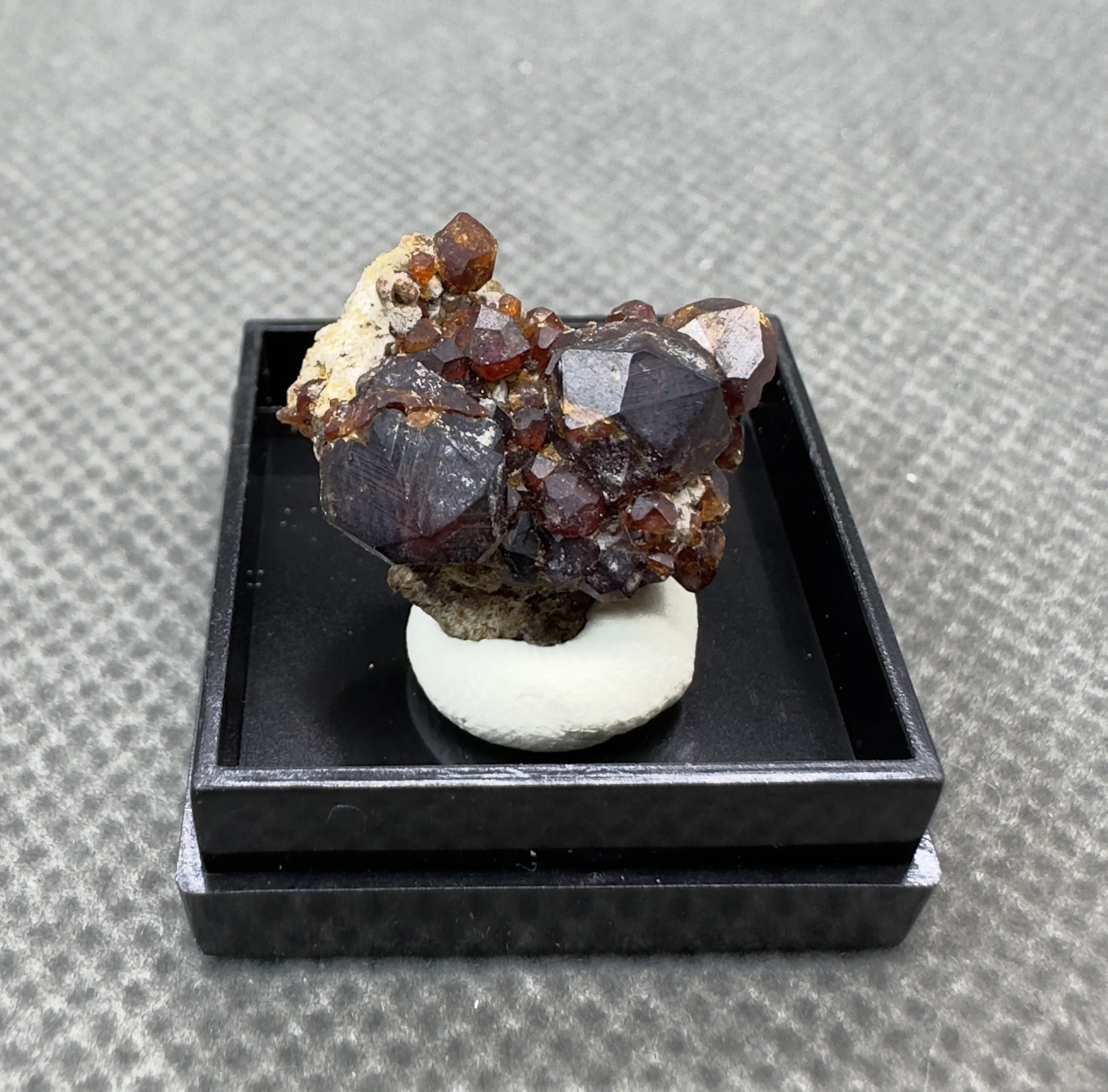 

Натуральный гранат QIANCHUAN