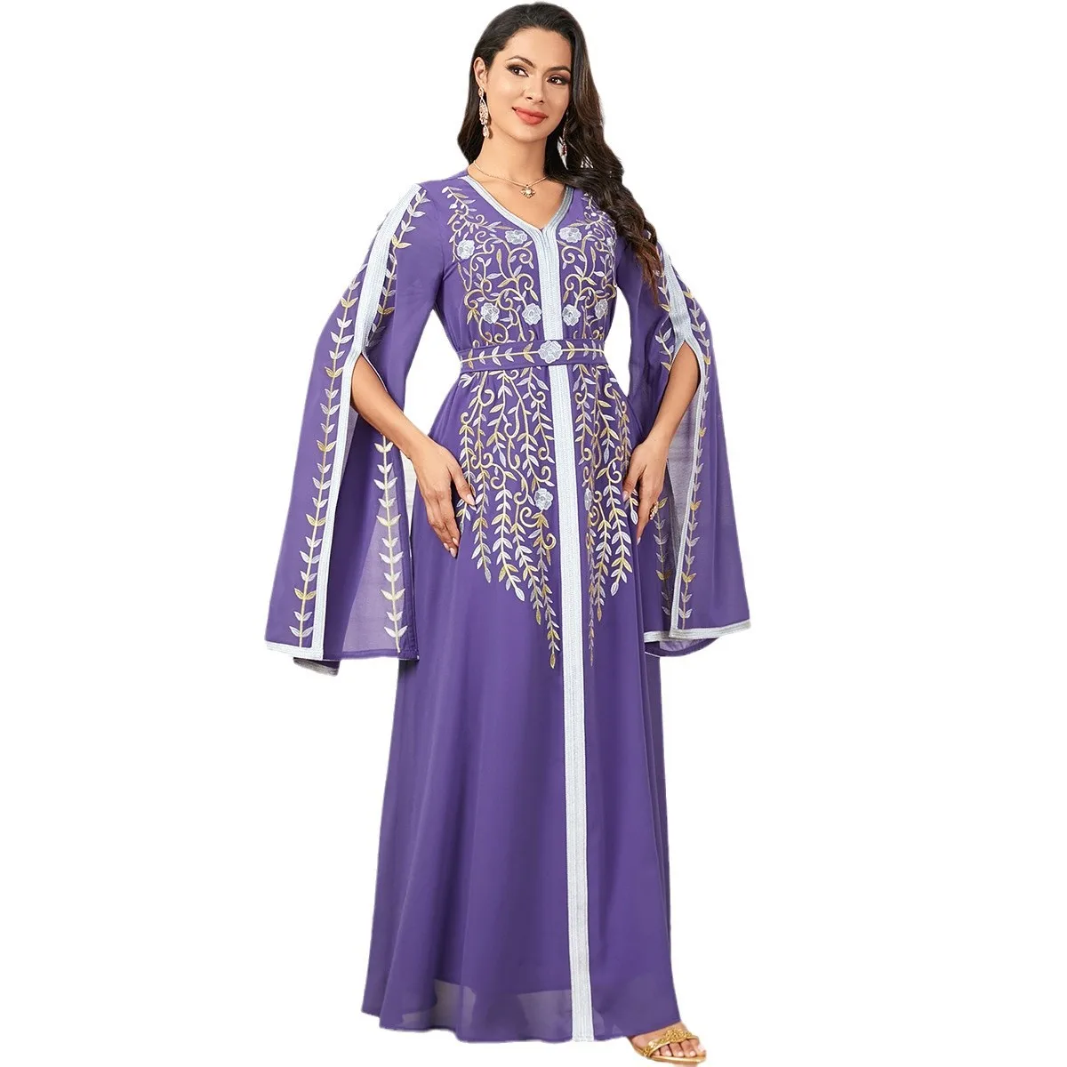 Женское платье-абая с вышивкой