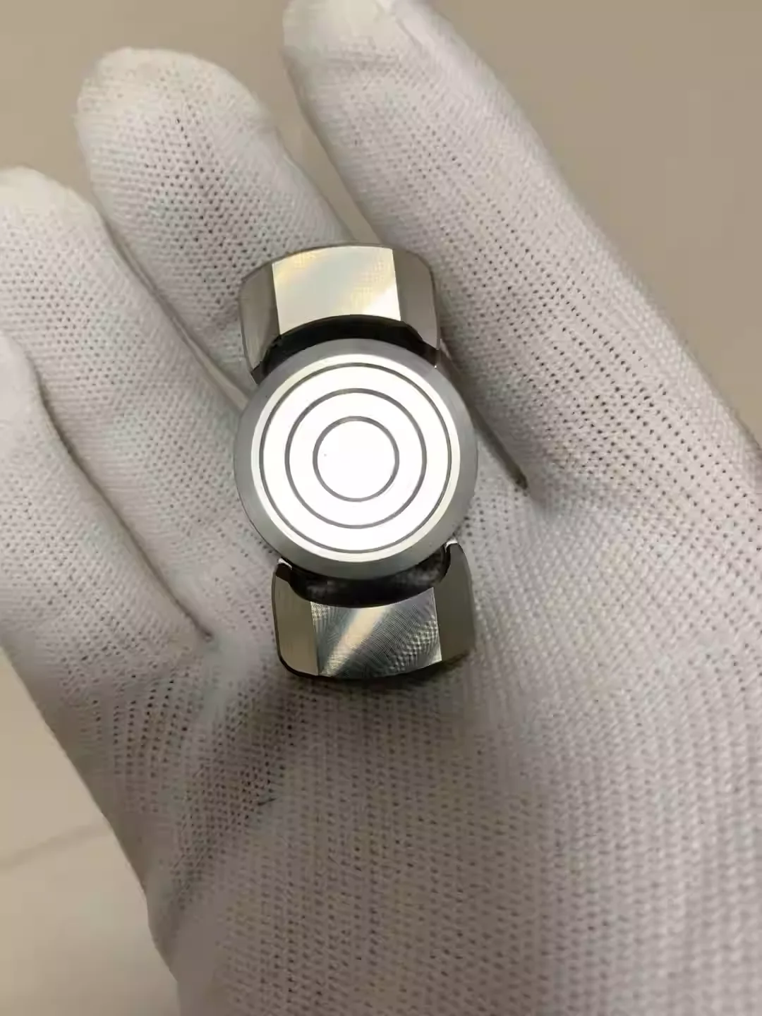 Умеренная Модель лезвия из гироскопического титанового сплава на кончик пальца.