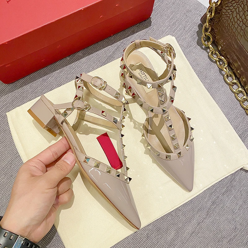 Luxury Brand Women's Sandals 2023 Summer Ankle Strap Leather Rivets Thick Heel Sandals Pointed Toe Fashion Ladies Designer Pumps