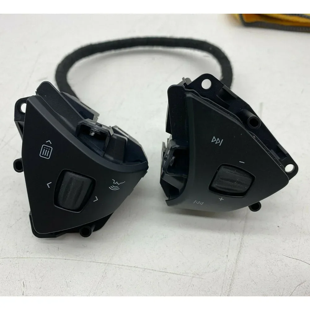 1013242 -00-H Кнопки голосового управления аудиосистемой на рулевом колесе Tesla