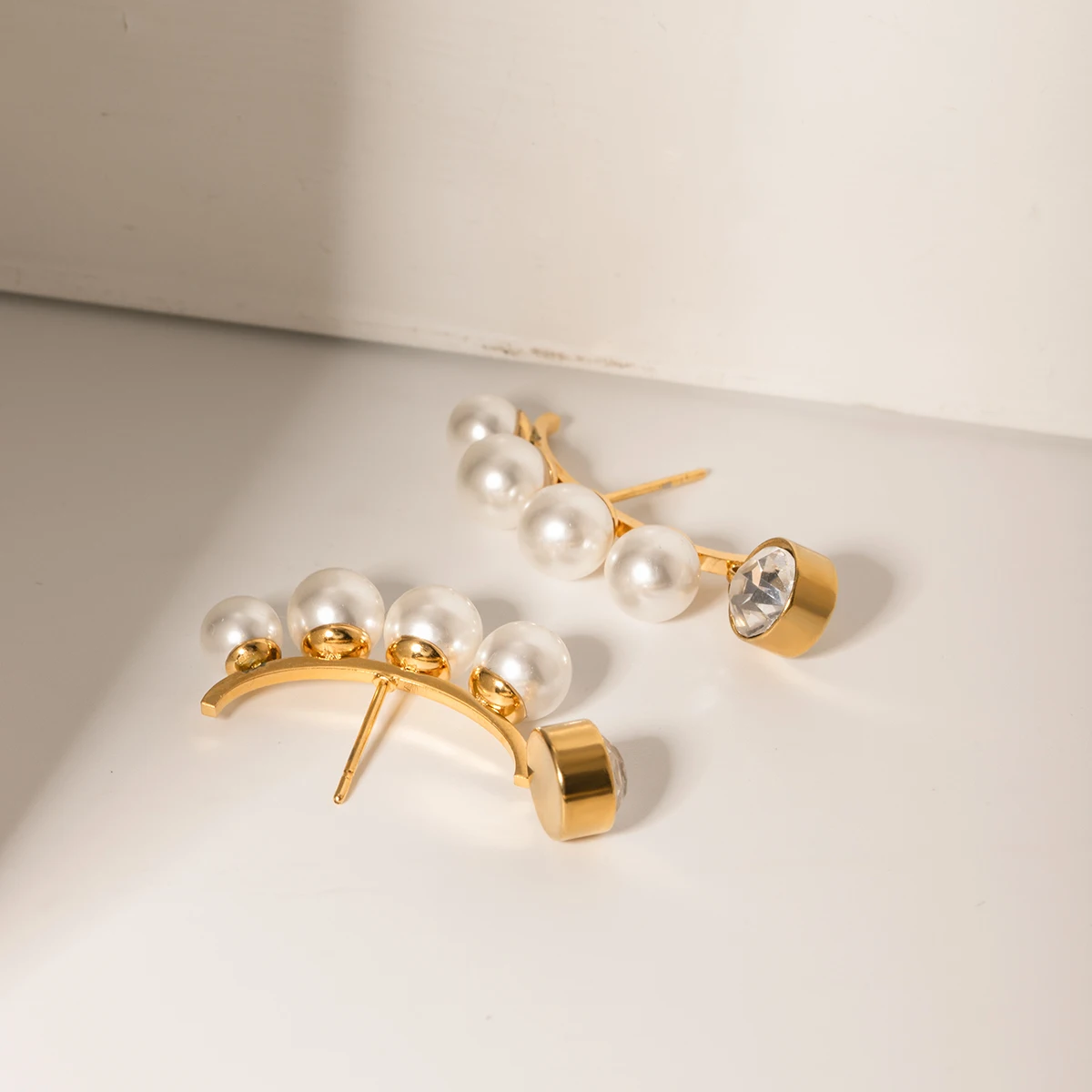 Позолоченные нержавеющие изогнутые жемчужные Подвесные серьги из нержавеющей