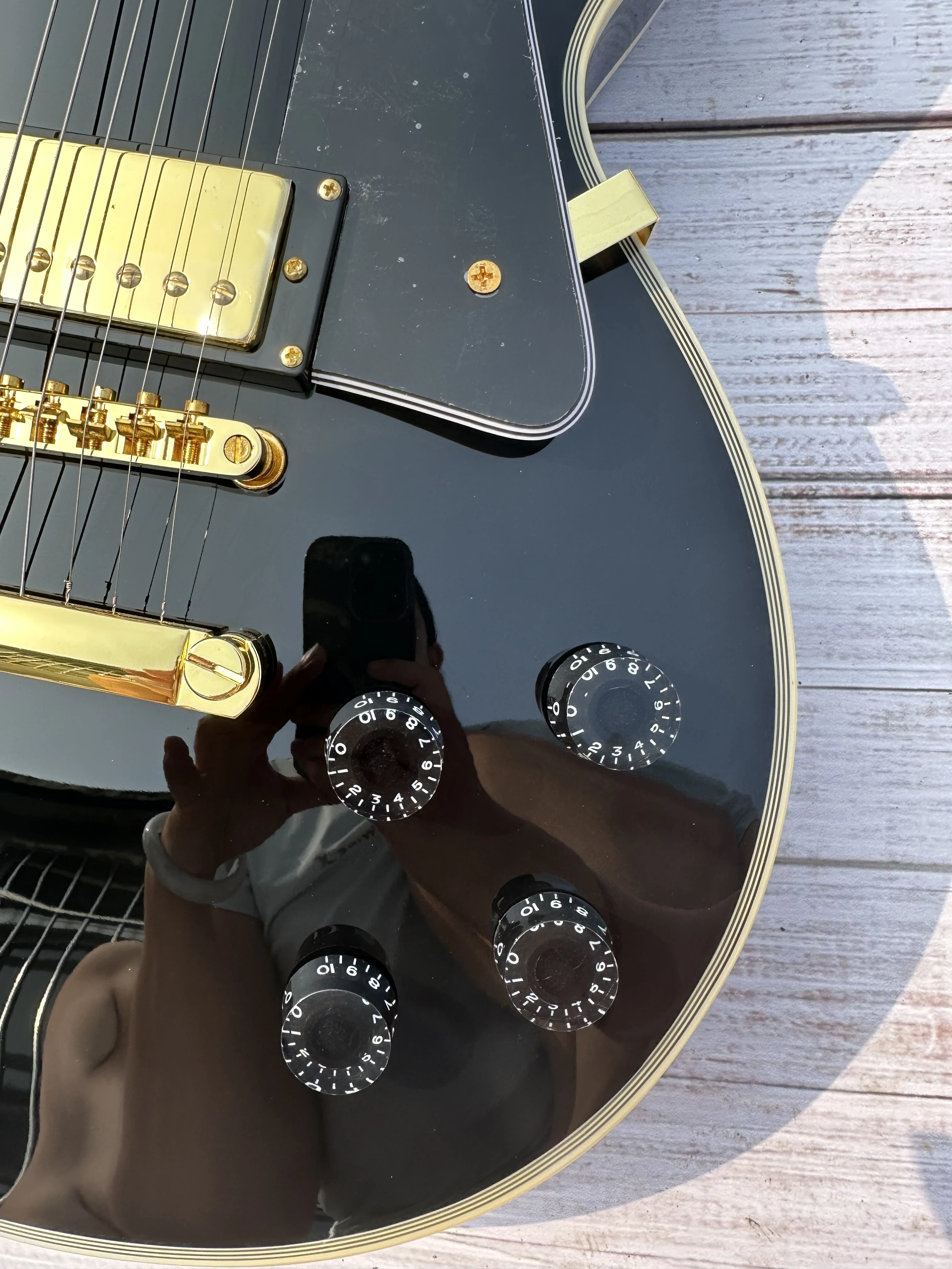 Электрогитара по индивидуальному заказу корпус из черного дерева с цветком