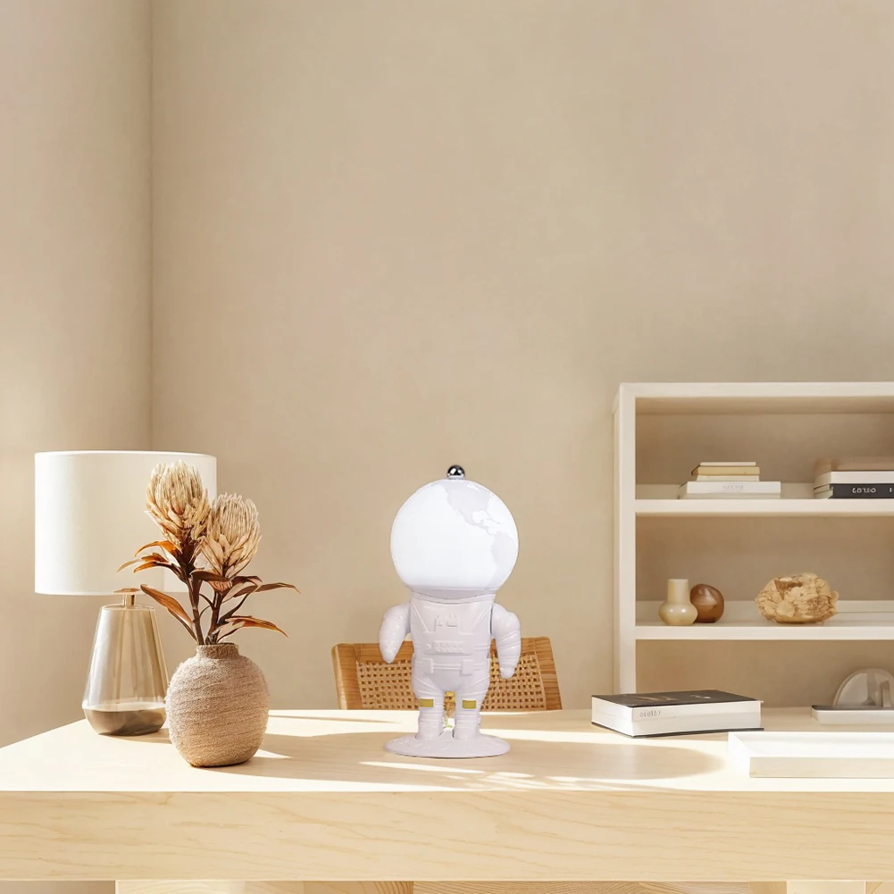Настольный светильник в форме астронавта с дистанционным управлением
