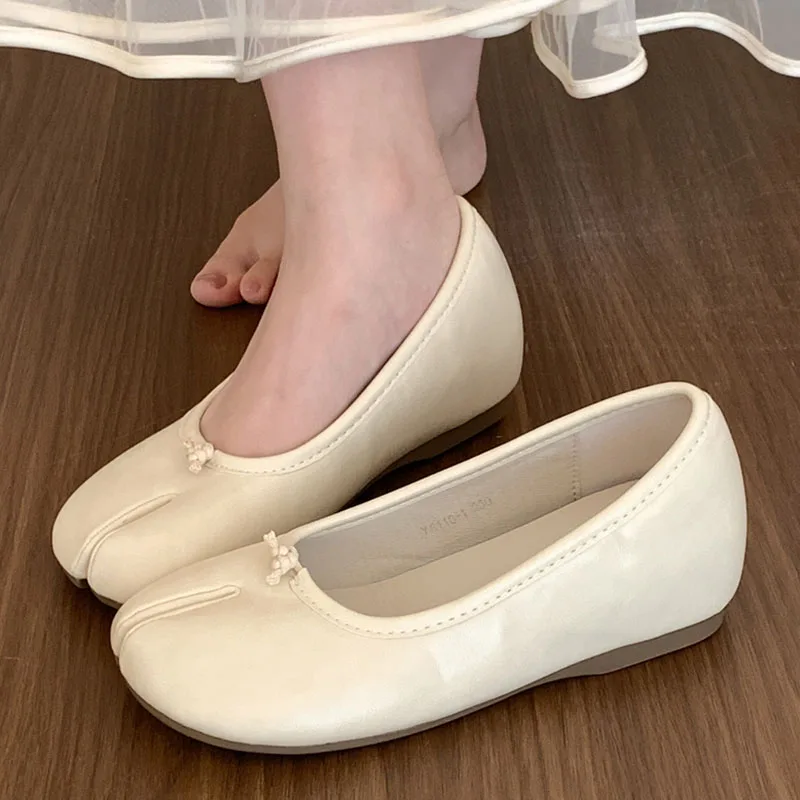 Туфли-лодочки женские на низкой танкетке элегантные без застежки с разрезом