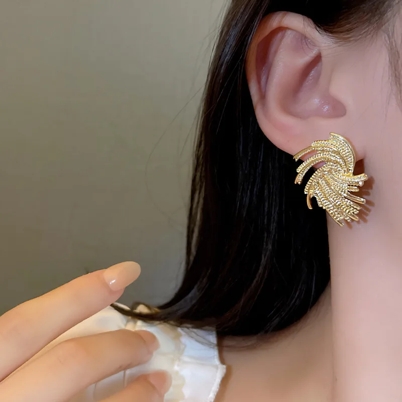 1pcs silver needle exaggerated metal sense earrings female light luxury niche senior earrings personality new wave unique