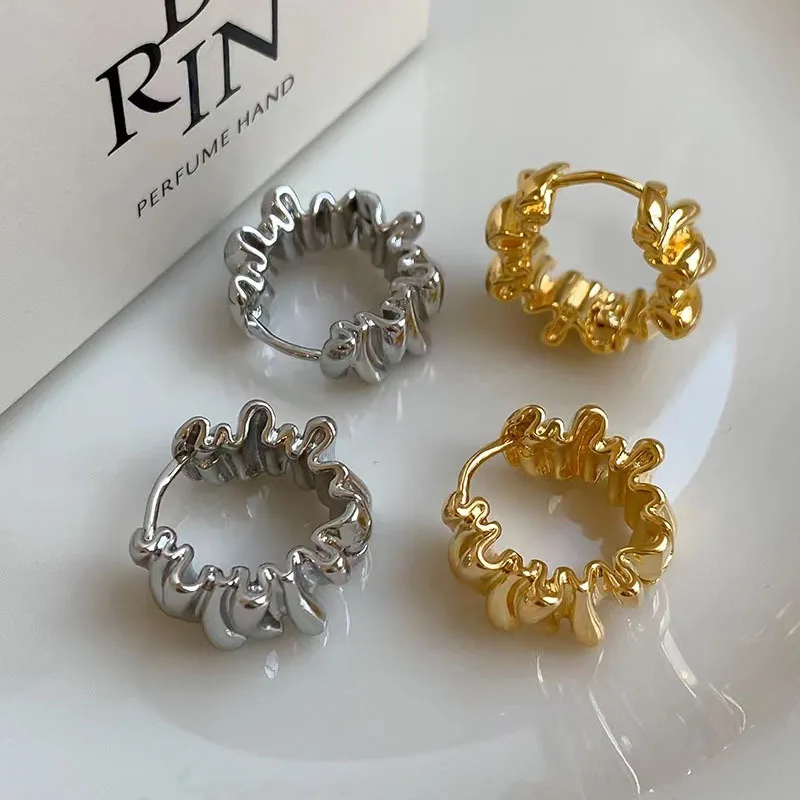 Необычные волнистые серьги в стиле ретро для женщин, модные медные металлические серьги, простой темпераментный дизайн, модные ювелирные изделия для пожилых людей