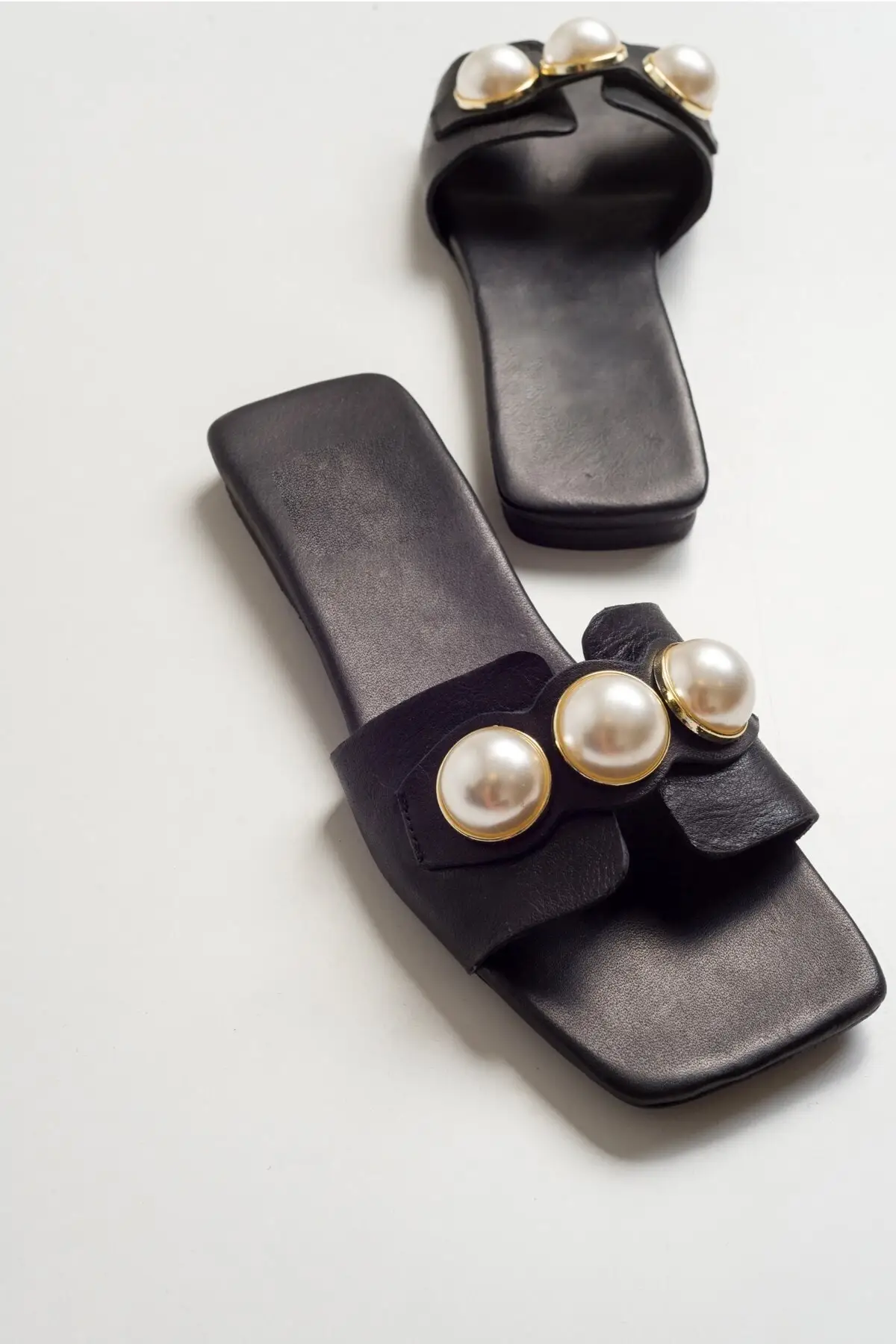 

175 genuine Leather Pearl Detailed the Process Slipper