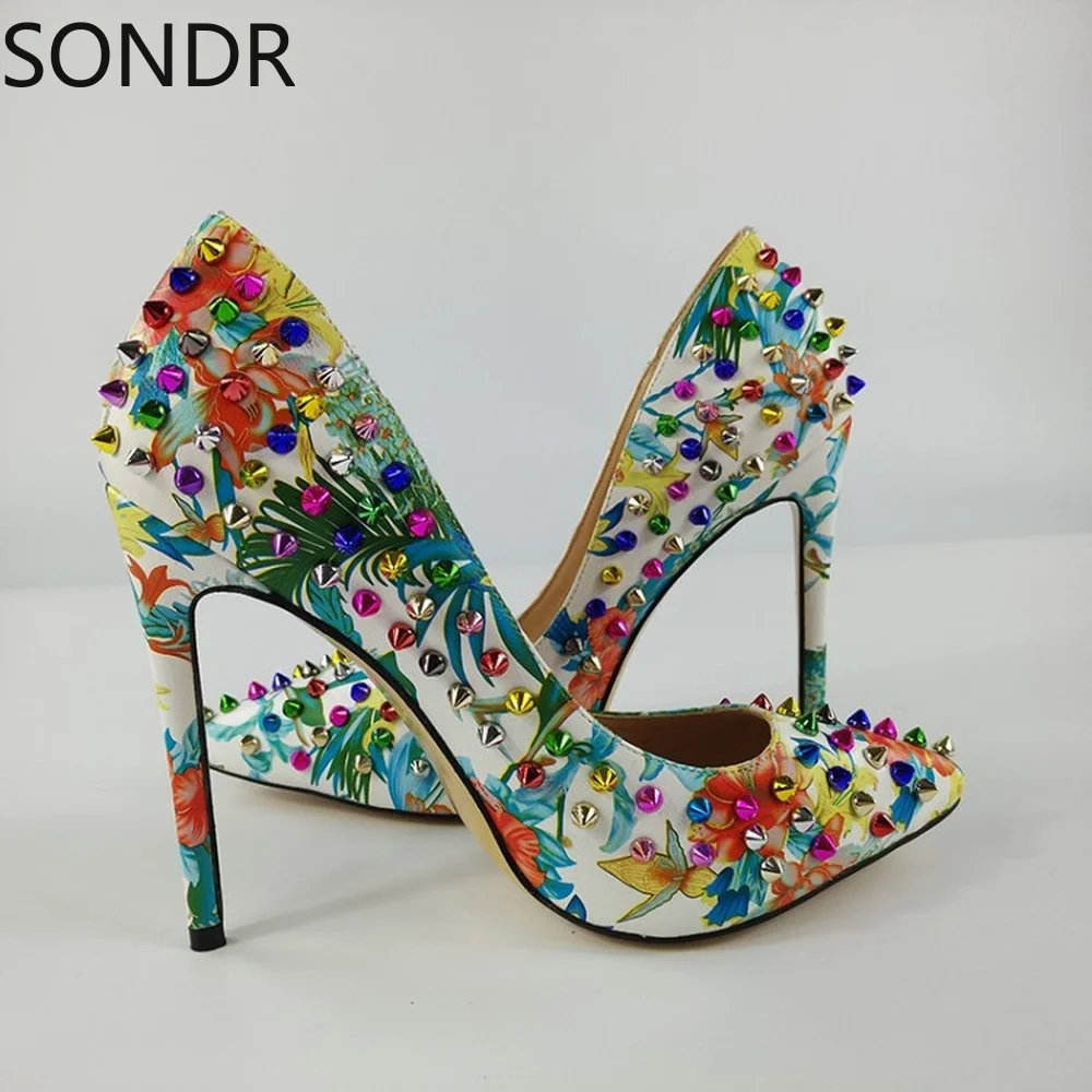 

Женские разноцветные туфли-лодочки на высоком каблуке-шпильке с заостренным носком и заклепками, яркие разноцветные туфли с принтом, новин...