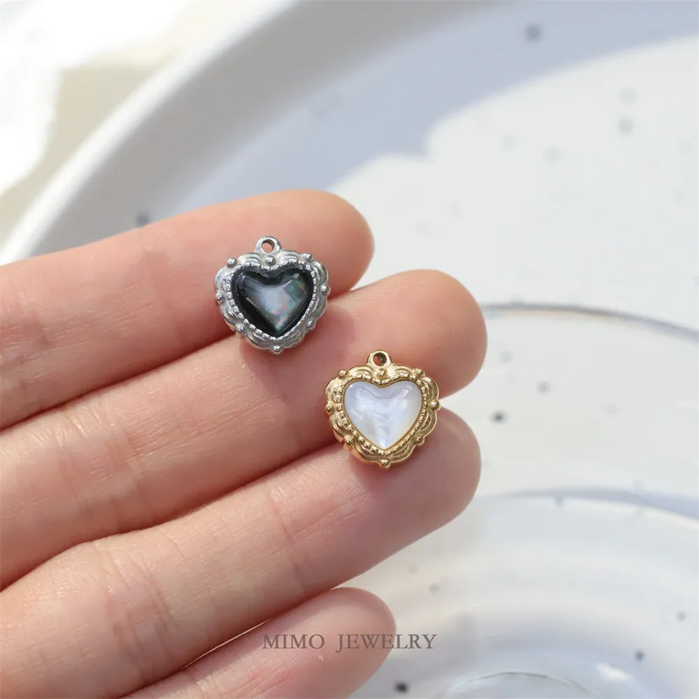 

Titanium Steel Gold-plated Retro Tone Heart Shaped Pattern Black and White Fritillaria Pendant Collar Chain DIY Accessories