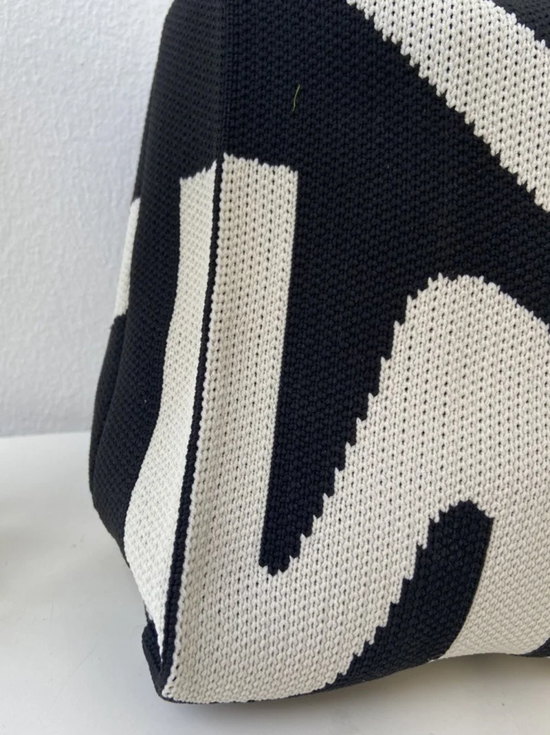 Модная черно-белая Асимметричная вязаная сумка-тоут с графическим рисунком