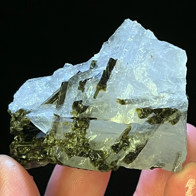 

Зеленый турмалин, кристалл кварца