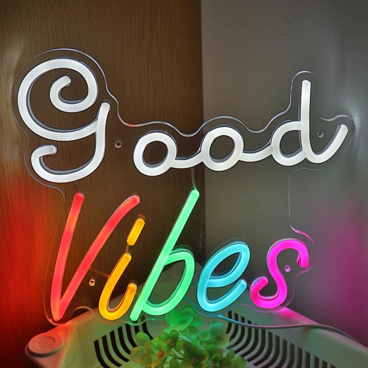 Рисунок 4 - неоновая надпись «Good Vibes»