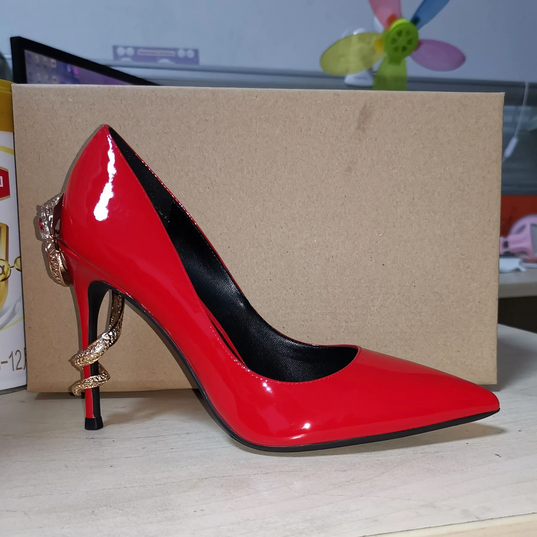 Туфли-лодочки женские на шпильках со змеиным кристаллом и заостренным носком