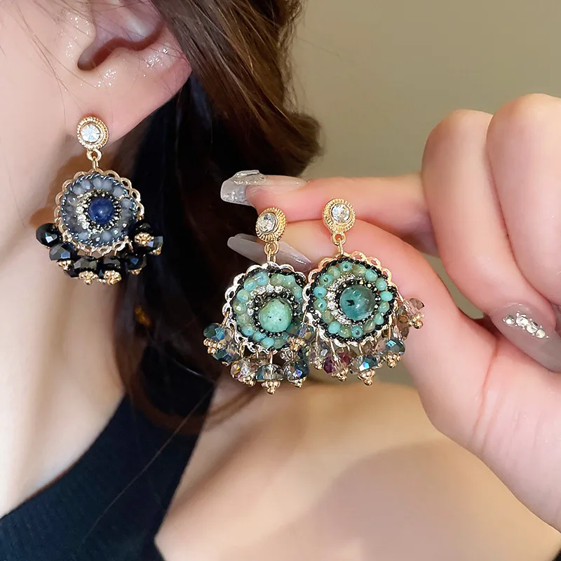 Массивные серьги Ajojewel со стеклянными кристаллами и бисером зеленые/синие