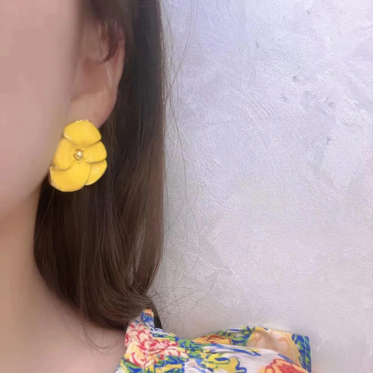 

Korea Simple Exaggerated Camellia Pearl Earrings Temperament Three-dimensional Flower Pearl Stamen Earrings