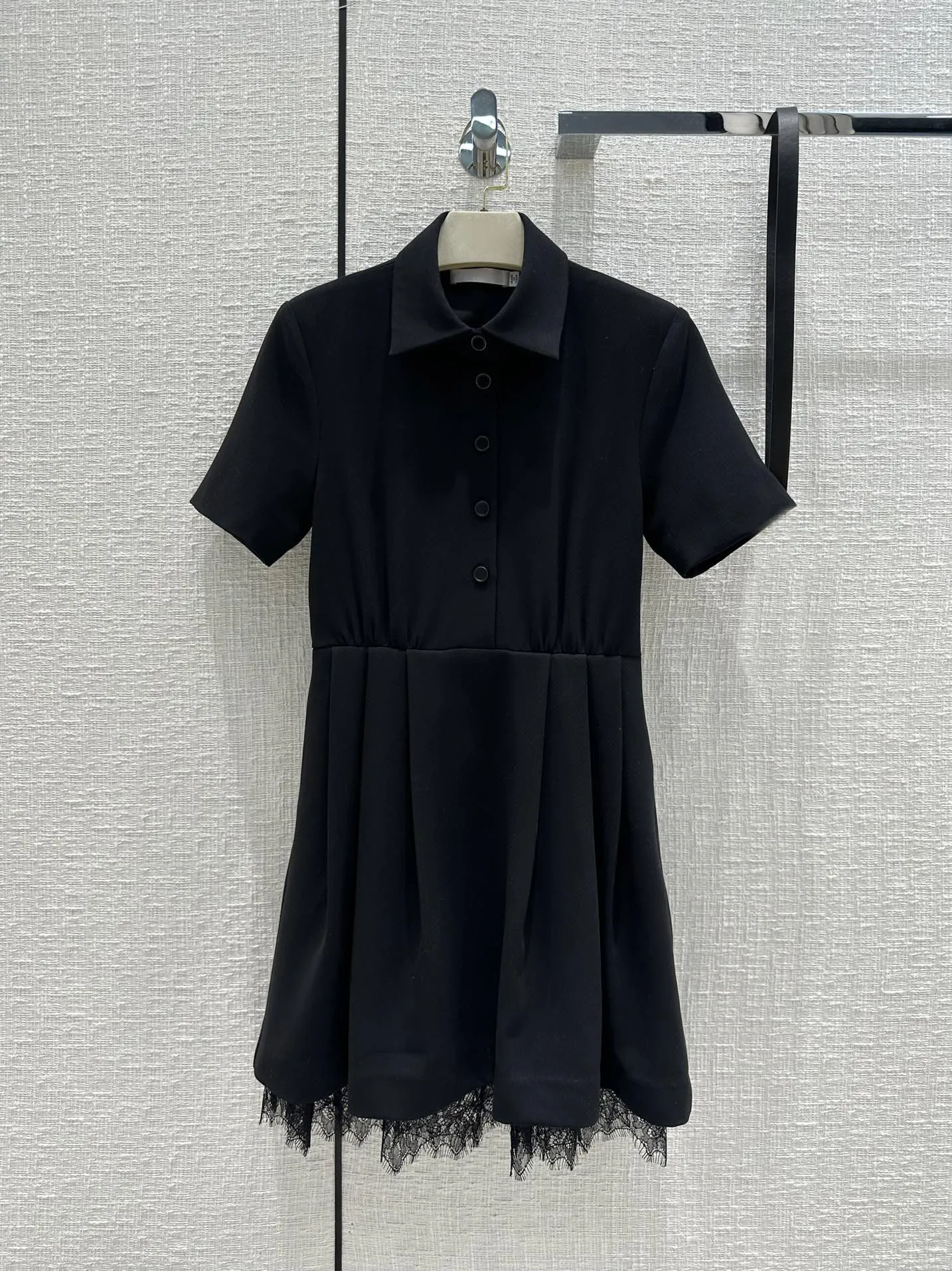 

2023 Short-sleeved black dress, classic design, waist fold design to create a small waist shaggy skirt