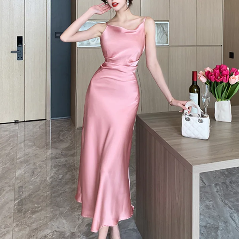 

Женское модельное облегающее платье на бретелях-спагетти без рукавов и с открытой спиной