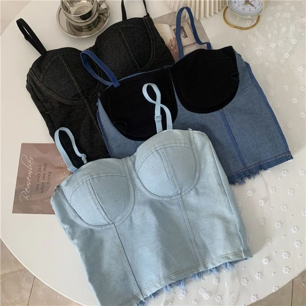 Женский джинсовый жилет с нагрудными подушечками