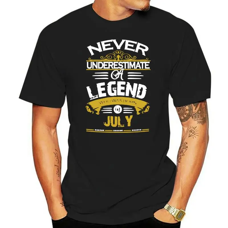 

Женская футболка с надписью «Never Underestimate A Legend Born In July»