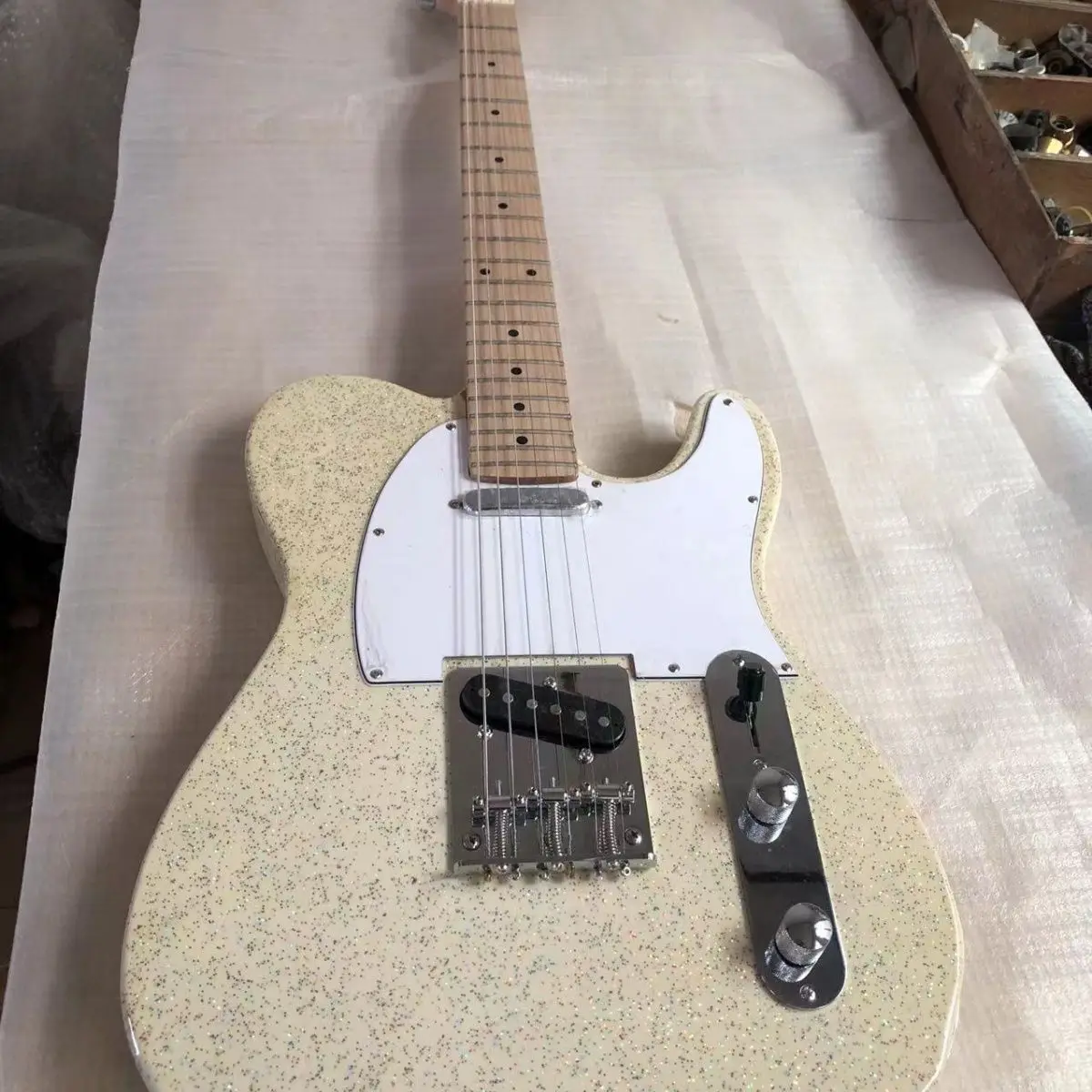 

Factory Silver Powder Milk White Electric Guitar Basswood Body Maple Fingerboard