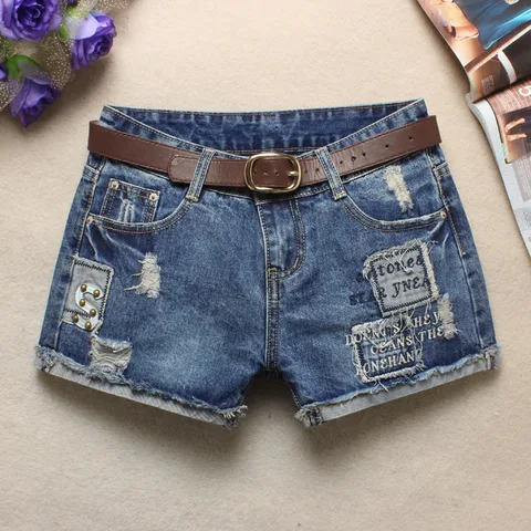Женские джинсовые шорты с заплатками, синие джинсовые шорты с заниженной талией и надписью, короткие брюки, манжеты, мини-джинсы с заклепками и бахромой и низкой талией для лета