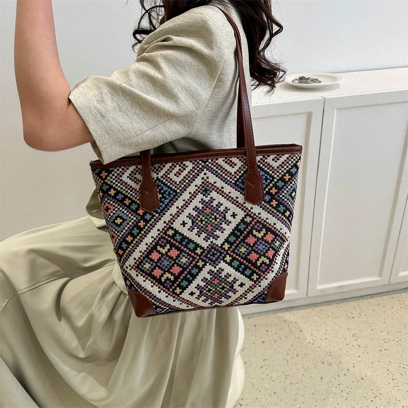 Hit Color Diamond Lattice Women's Ethnic Minority Woven One-Shoulder 2023 New Versatile Retro Portable Bucket Bag