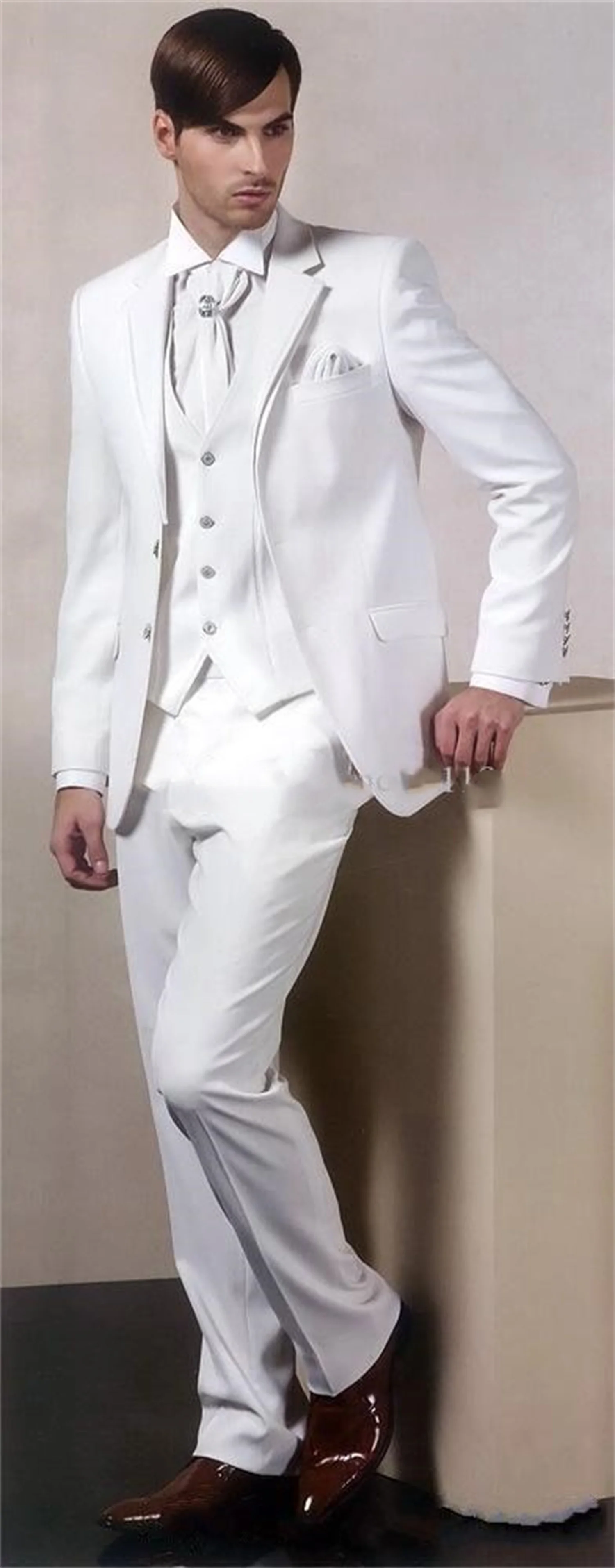 

Белые вечерние мужские костюмы из трех предметов, приталенные Свадебные смокинги с отложным воротником с вырезом, на заказ (пиджак + брюки + жилет + галстук)