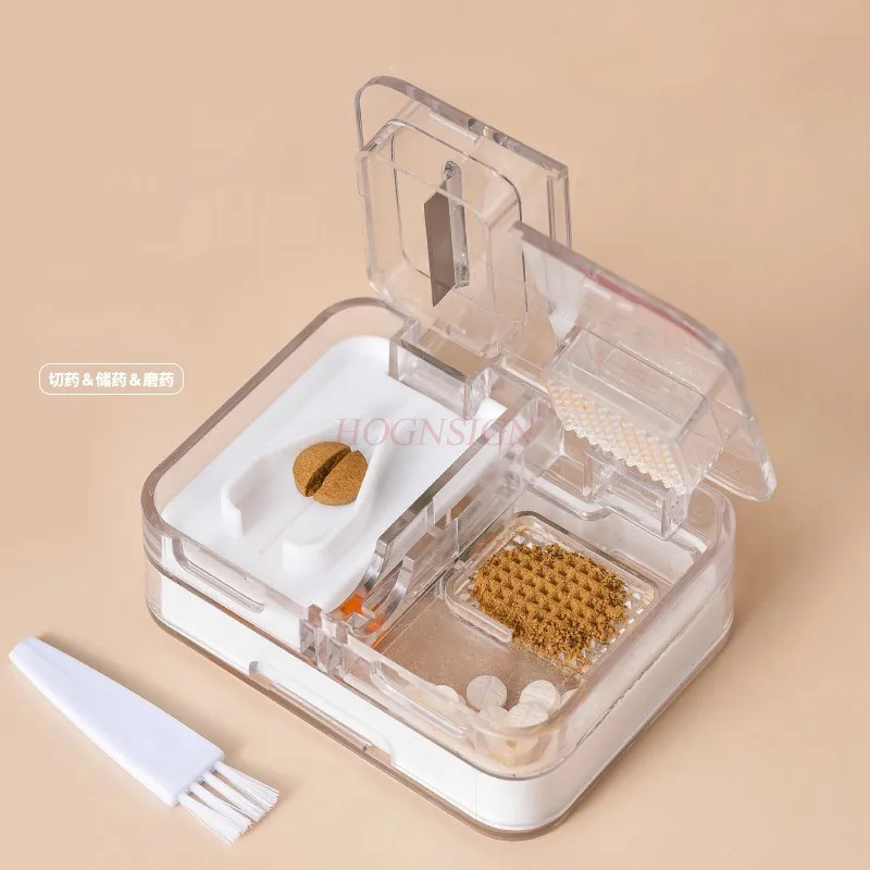 Диспенсер аптечка портативный размер три четверти разделенный для всех таблеток