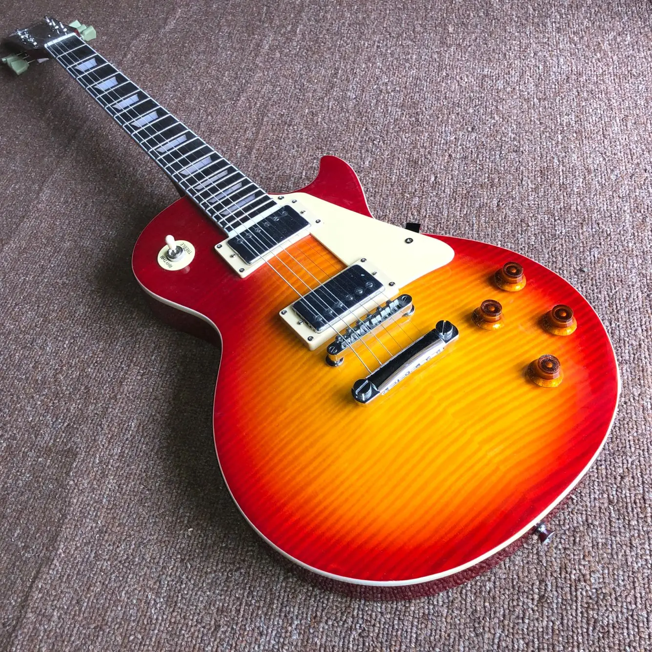 

Пользовательская электрическая гитара, фингерборд из палисандра, Sunburst, цвет тигр, пламя, клен, верхняя часть gitaar, 6 стежков